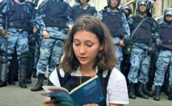 Olga Misik legge Costituzione arrestata Russia 2