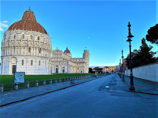 Piazza Miracoli Pisa vuota pandemia febbraio 2021
